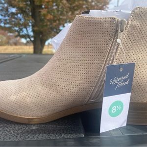 Women’s Universal Thread NWT Marlis Boots Size 8.5 Taupe